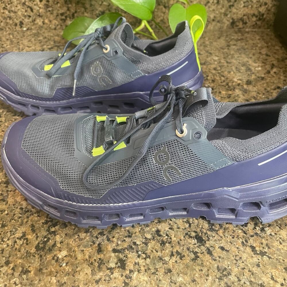 Women’s Size 11 On Running Cloudultra 2